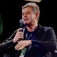 O conteúdo que não muda uma decisão vira ruído: Alexandre Caramaschi e a nova fronteira do Information GainEntrevi