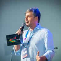 IA Agêntica (Agentic AI): A transição de chatbots passivos para agentes que executam ações.