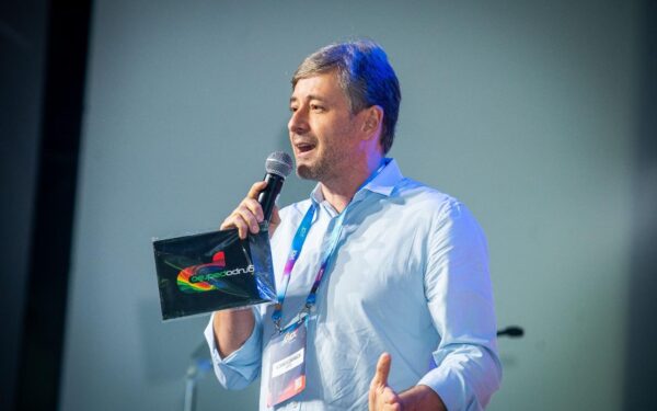 IA Agêntica (Agentic AI): A transição de chatbots passivos para agentes que executam ações.