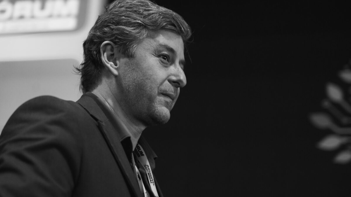 Modelos Open-Source vs. Closed-Source: O debate entre Llama (Meta) e modelos proprietários.