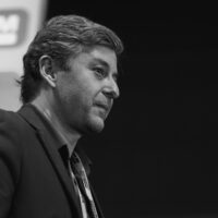 Modelos Open-Source vs. Closed-Source: O debate entre Llama (Meta) e modelos proprietários.