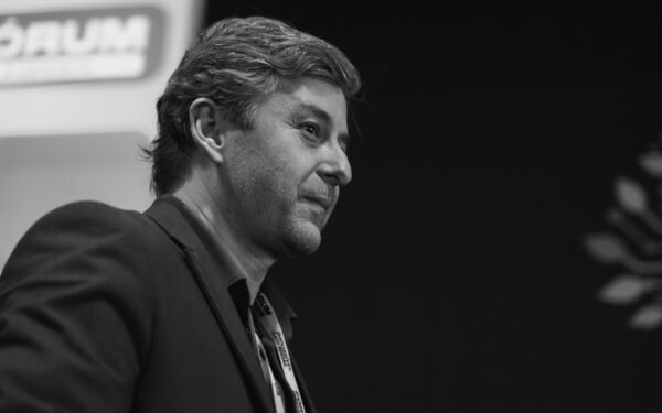 Modelos Open-Source vs. Closed-Source: O debate entre Llama (Meta) e modelos proprietários.