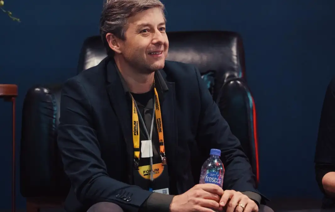 Escalar IA sem falhar: Onde os CEOs tropeçam (Meta-análise 2026)