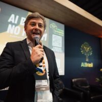 SLMs (Small Language Models): Modelos compactos para execução local e em dispositivos móveis.