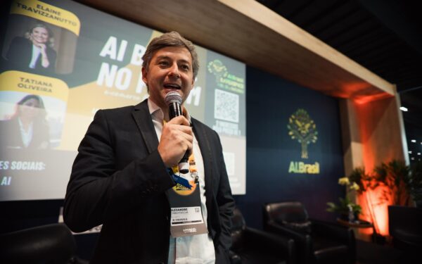 SLMs (Small Language Models): Modelos compactos para execução local e em dispositivos móveis.