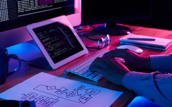 GEO e Blockchain: O uso de dados verificáveis para garantir citações precisas pela IA.