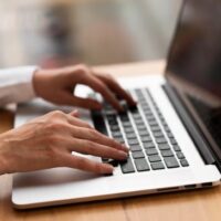 Desmistificando o Algoritmo: Por que a Autoridade de Tópico Superou o Volume de Palavras-chave