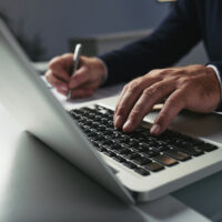 Como os LLMs (Large Language Models) processam informações para gerar respostas.